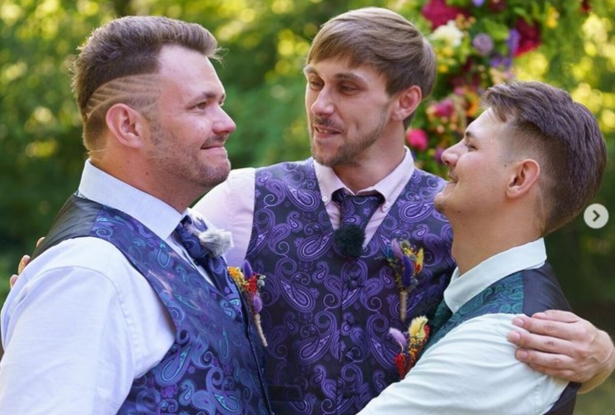 Incredibil: trei bărbați s-au căsătorit între ei. Cum au reușit să facă acest pas, chiar trio-ul povestește