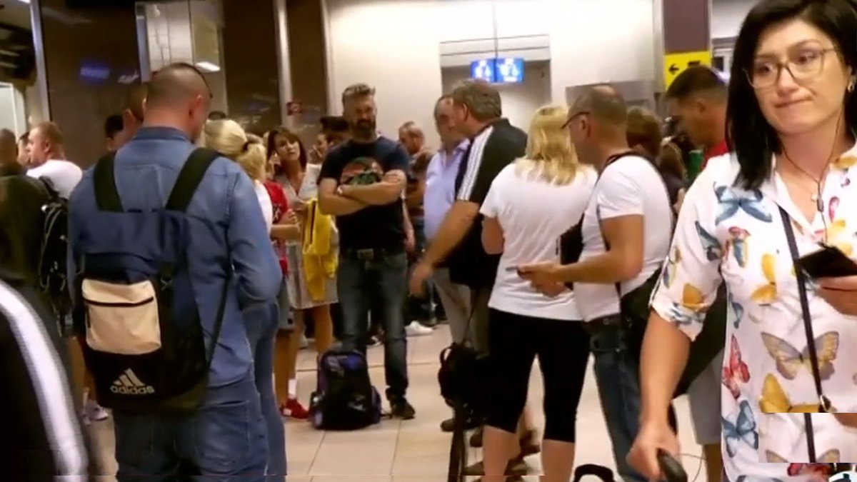 Premierul cere ANPC implicare în cazul Blue Air. Planul secret al companiei care a dus la abandonarea românilor pe aeroporturi