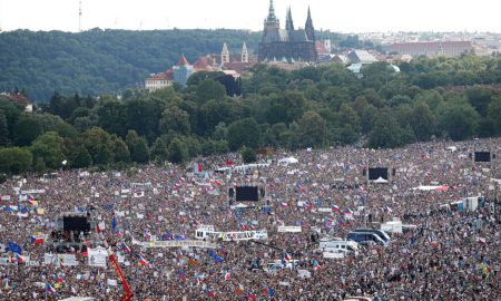 În timp ce Cehia deţine preşedinţia Uniunii Europene, zeci de mii de persoane au manifestat la Praga împotriva UE și NATO