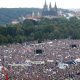 În timp ce Cehia deţine preşedinţia Uniunii Europene, zeci de mii de persoane au manifestat la Praga împotriva UE și NATO