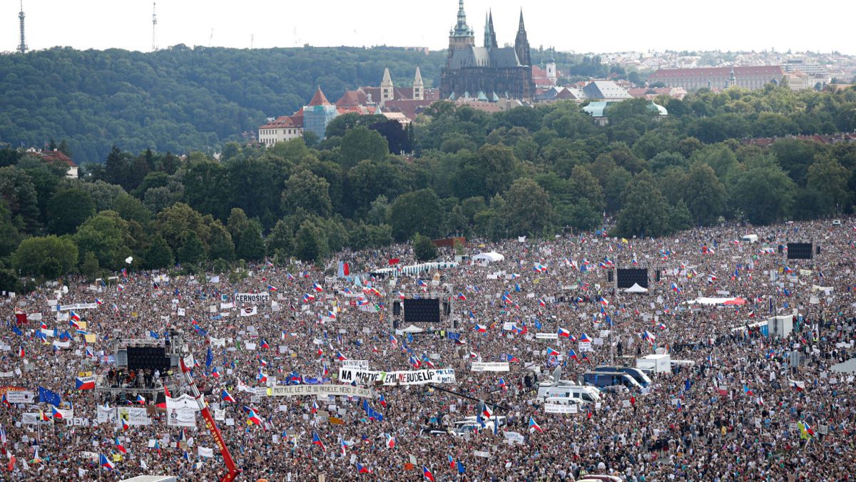 În timp ce Cehia deţine preşedinţia Uniunii Europene, zeci de mii de persoane au manifestat la Praga împotriva UE și NATO