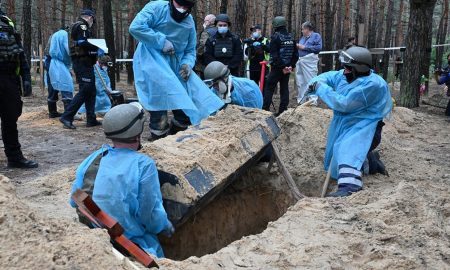 Așa miroase moartea în pădurea de pini din Izium. Detalii înfiorătoare despre ucrainienii îngropați  de ruși