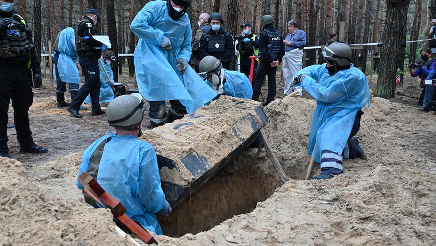 Așa miroase moartea în pădurea de pini din Izium. Detalii înfiorătoare despre ucrainienii îngropați  de ruși