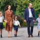Prinţii George şi Louis şi Prinţesa Charlotte, tinerii membri ai familiei regale s-au prezentat la noua lor şcoală. VIDEO