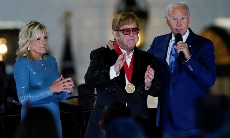 Sir Elton John, decorat de Joe Biden. Melodia „Crocodile Rock” preferata preşedintelui SUA