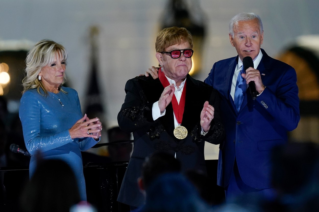 Sir Elton John, decorat de Joe Biden. Melodia „Crocodile Rock” preferata preşedintelui SUA