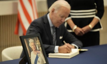 Preşedintele american Joe Biden a ajuns la Londra. Soţii Biden au fost aşteptaţi de Regina consoartă, Camilla. VIDEO
