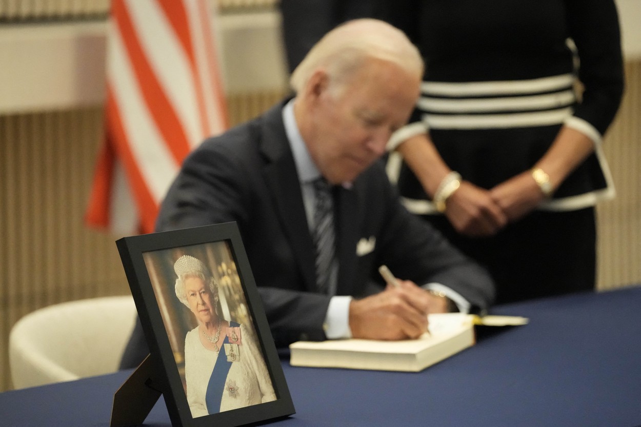 Preşedintele american Joe Biden a ajuns la Londra. Soţii Biden au fost aşteptaţi de Regina consoartă, Camilla. VIDEO