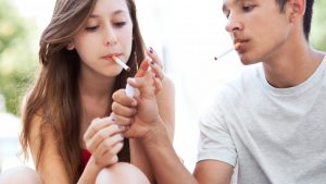 Parlamentarii s-au gândit și la asta: Minorii care fumează în public ar putea fi amendați. Cât este amenda