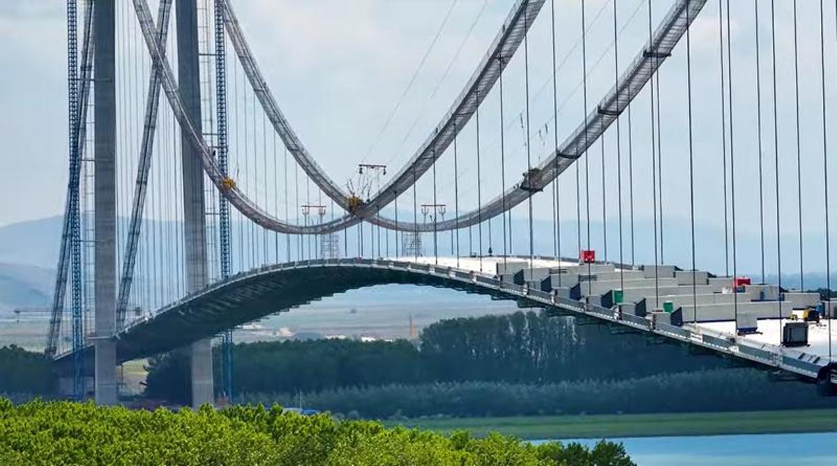 Altă bătaie de joc. Podul suspendat peste Dunăre de la Brăila, amânat doi ani pentru finalizare. Ce a cerut constuctorul