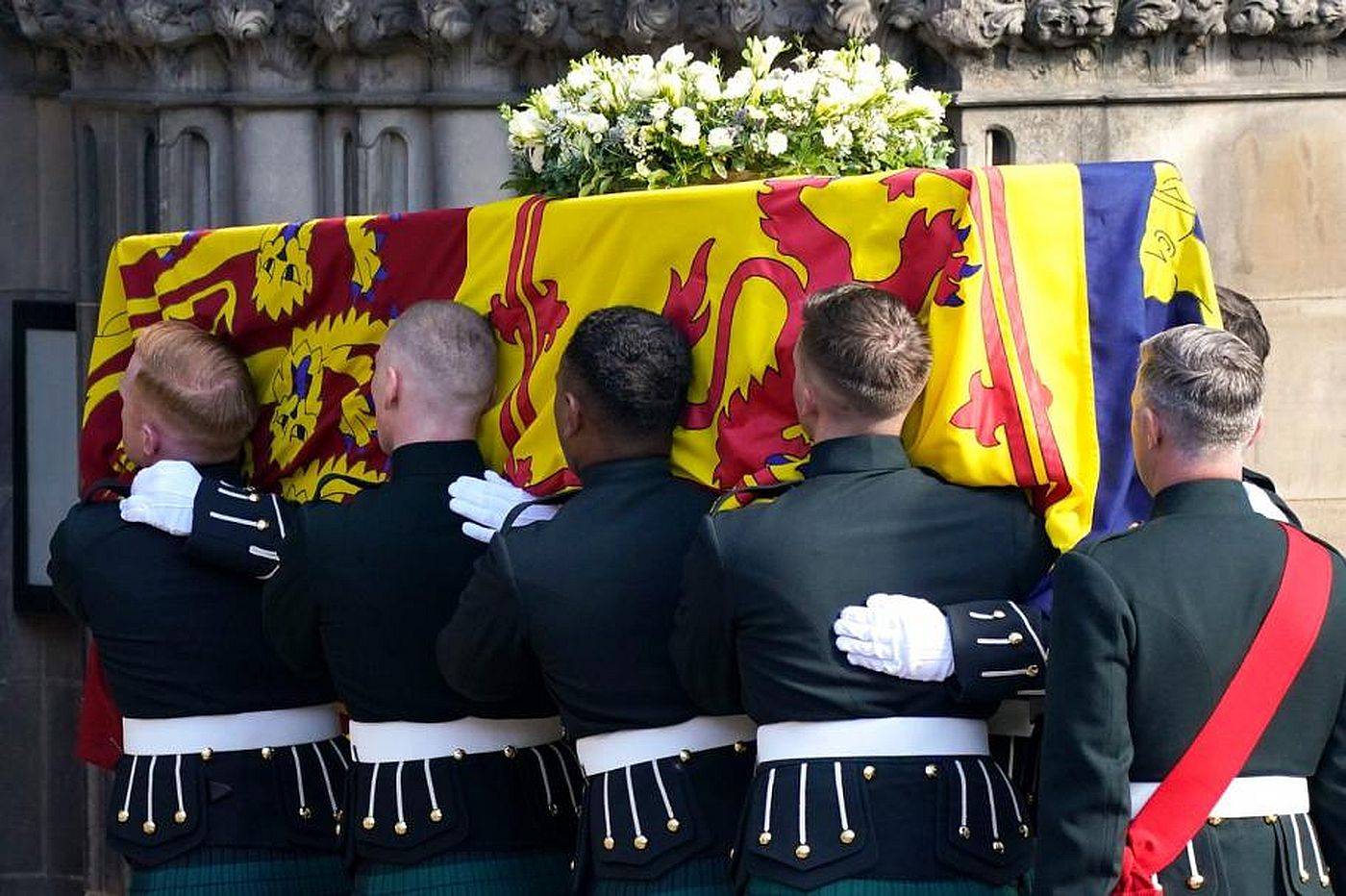 Povestea necunoscută a sicriului în care va fi înmormântată regina Elisabeta a II-a