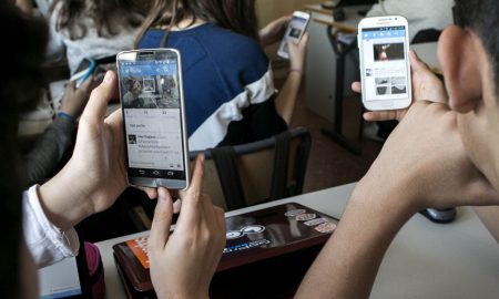 Dezbateri aprinse: Ar trebui ca școlile să interzică telefoanele mobile? Părinții sunt dezbinați