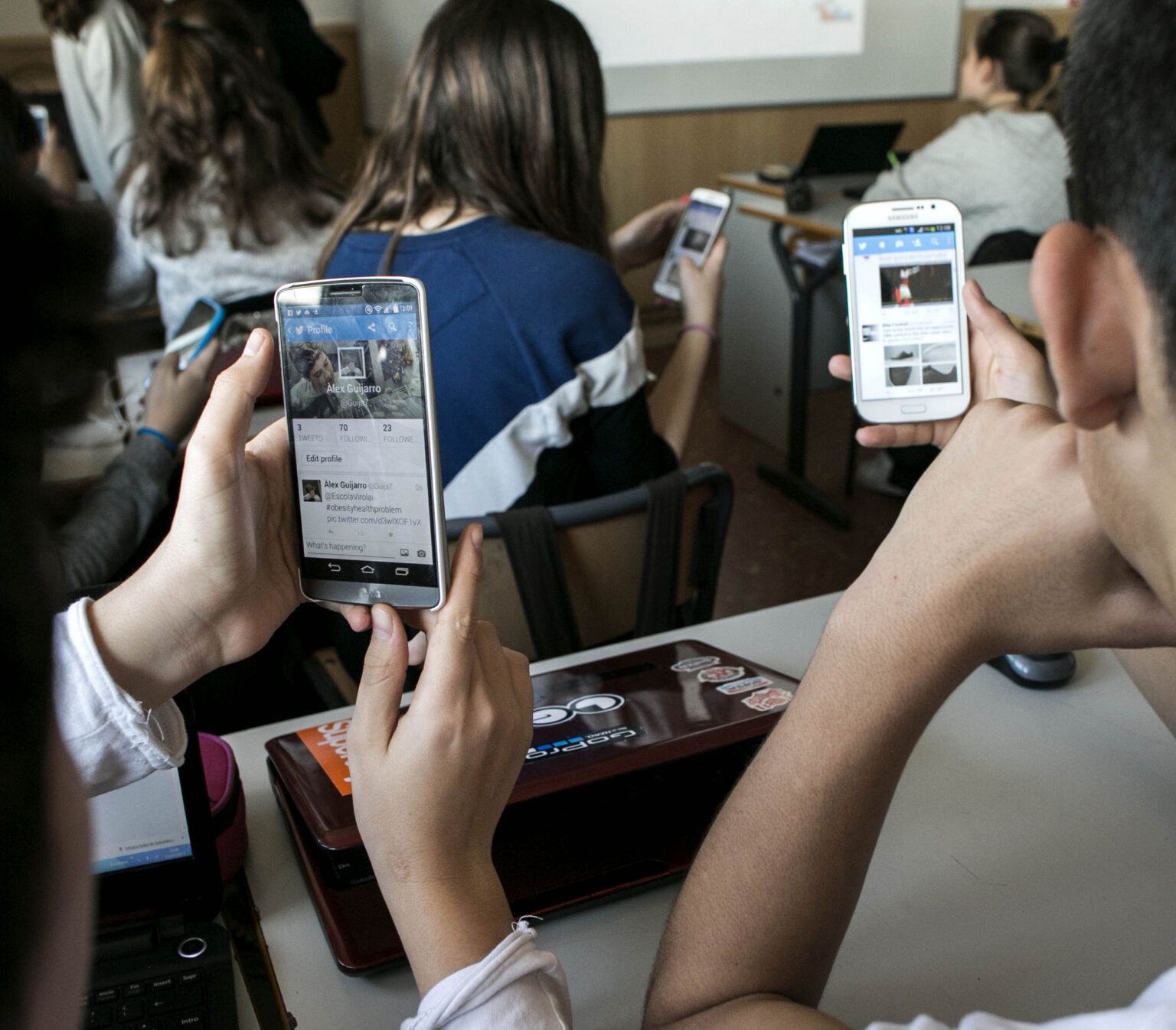 Dezbateri aprinse: Ar trebui ca școlile să interzică telefoanele mobile? Părinții sunt dezbinați