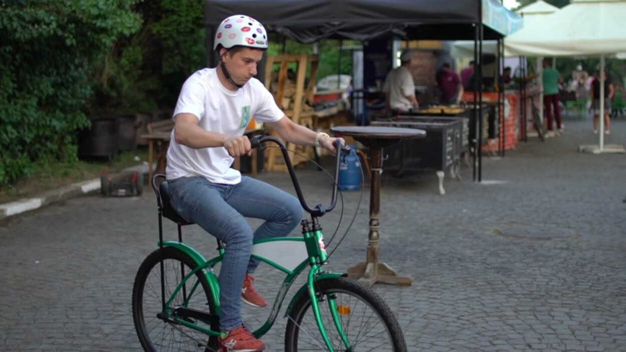 Iată cum arată „bicicleta beată” din dotarea polițiștilor! Trecătorii au avut posibilitatea să se plimbe cu ea, în Bacău