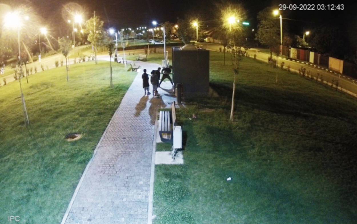 Patru copii au fost filmați când vandalizau niște toalete publice din Oradea. Prejudiciul este uriaș. VIDEO