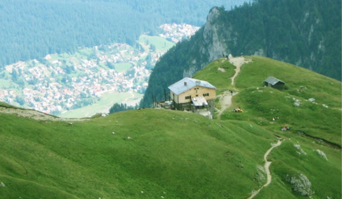 Celebra cabană montană Caraiman va fi restaurată și redeschisă pentru turiști. A fost cumpărată de violonistul Alexandru Tomescu