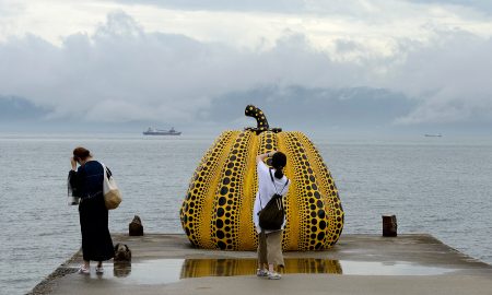 Există și oameni fericiți. O sculptură de dovleac este reinstalată în Japonia după ce piesa inițială a pierit dramatic. Video