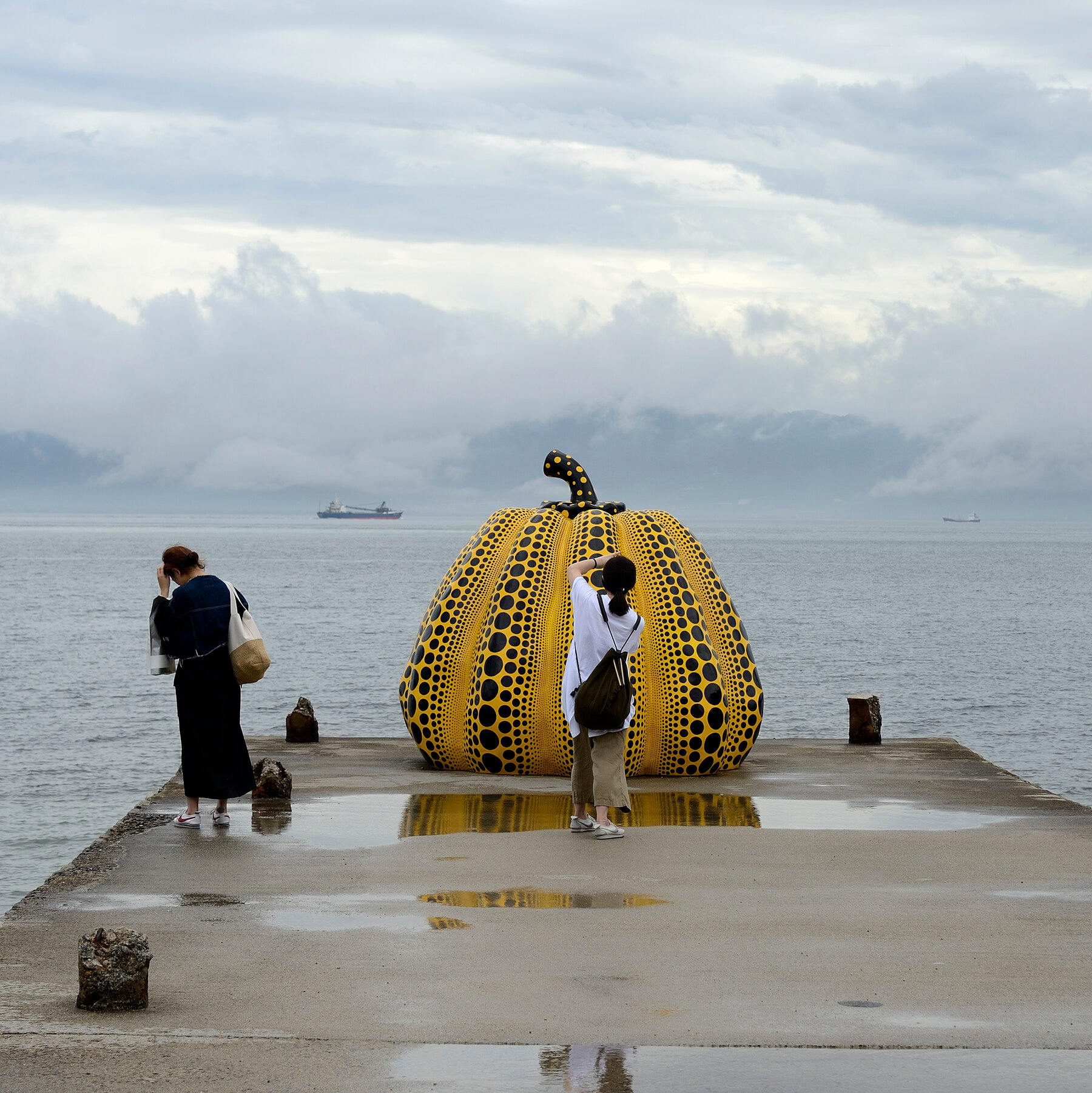 Există și oameni fericiți. O sculptură de dovleac este reinstalată în Japonia după ce piesa inițială a pierit dramatic. Video