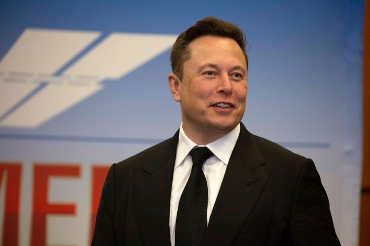 Elon Musk se ține de promisiune și elimină vechii angajați ai Twitter, după ce a preluat platforma. Apoi vine în România