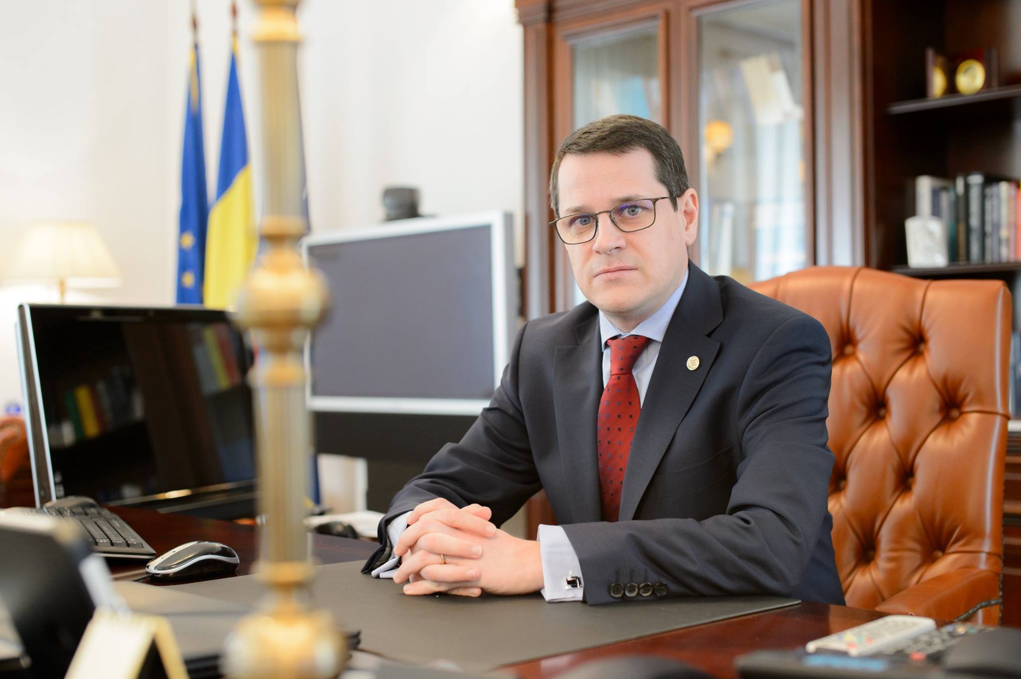 Șeful SRI îi fila din umbră, dar abia acum scoate colţii la ei. Hellving, cu ochii pe generalii protocoalelor, Coldea și Dumbravă