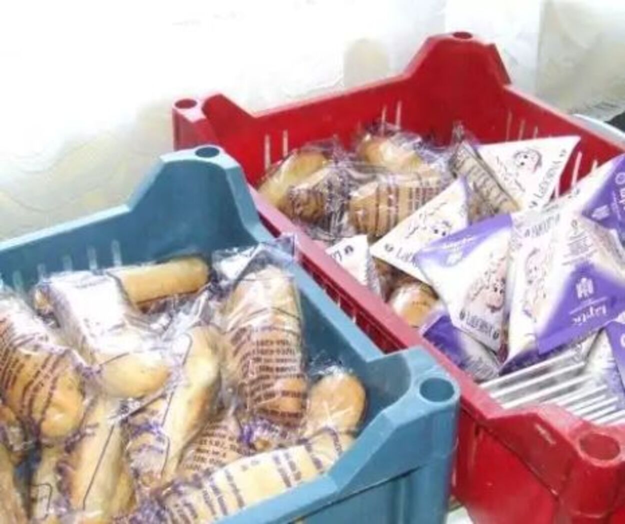 De luni, elevii din Vrancea vor primi doar biscuți și mere, în loc de corn și lapte. Există o explicație. Video