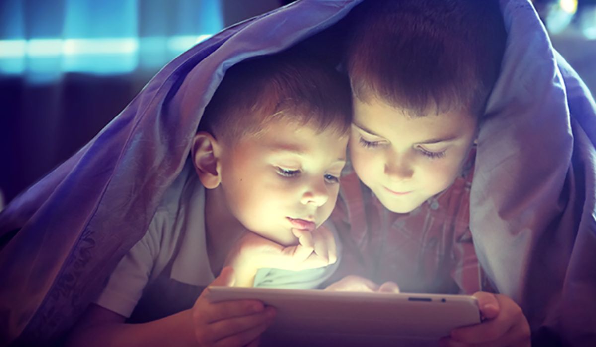Folosirea dispozitivelor mobile ar trebui evitată la vârsta copilăriei, în special seara
