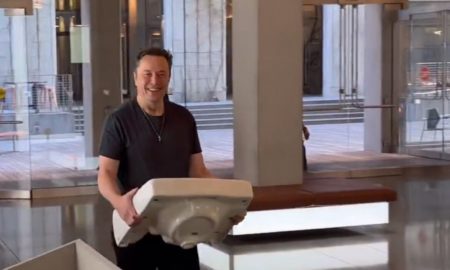 Pus pe șotii, Elon Musk a intrat în sediul Twitter cu o chivetă în loc de geantă diplomat. Ce a vrut să demonstreze. VIDEO