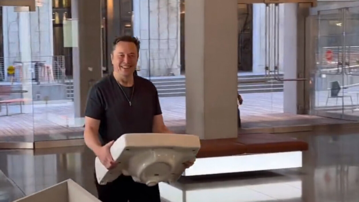Pus pe șotii, Elon Musk a intrat în sediul Twitter cu o chivetă în loc de geantă diplomat. Ce a vrut să demonstreze. VIDEO