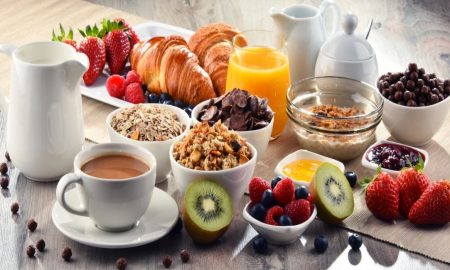 Sărirea peste micul dejun sau consumul acestuia departe de casă cresc riscul de apariție a unor probleme de comportament la copii