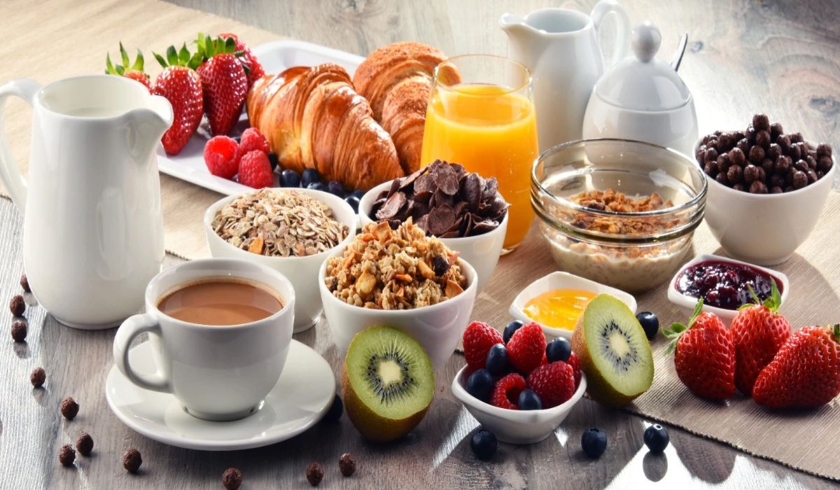 Ce să mănânci la micul dejun pentru a avea energie toată ziua? Idei pentru o silueata de invidiat