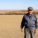 Un mongol îngrijește o oază verde în mijlocul deșertului Gobi. Nu-și arată vârsta, dar nu e mică deloc