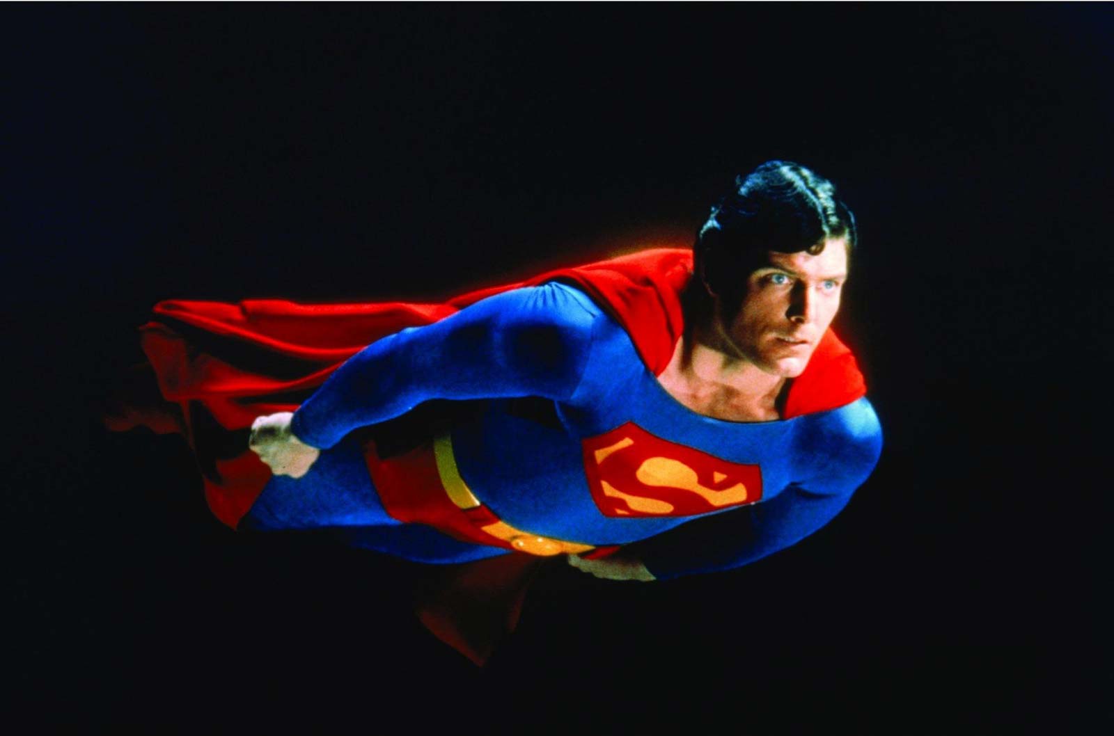 Noua generație ”Superman” stinge luminile noaptea, în Paris. Cine sunt cei care fac asta
