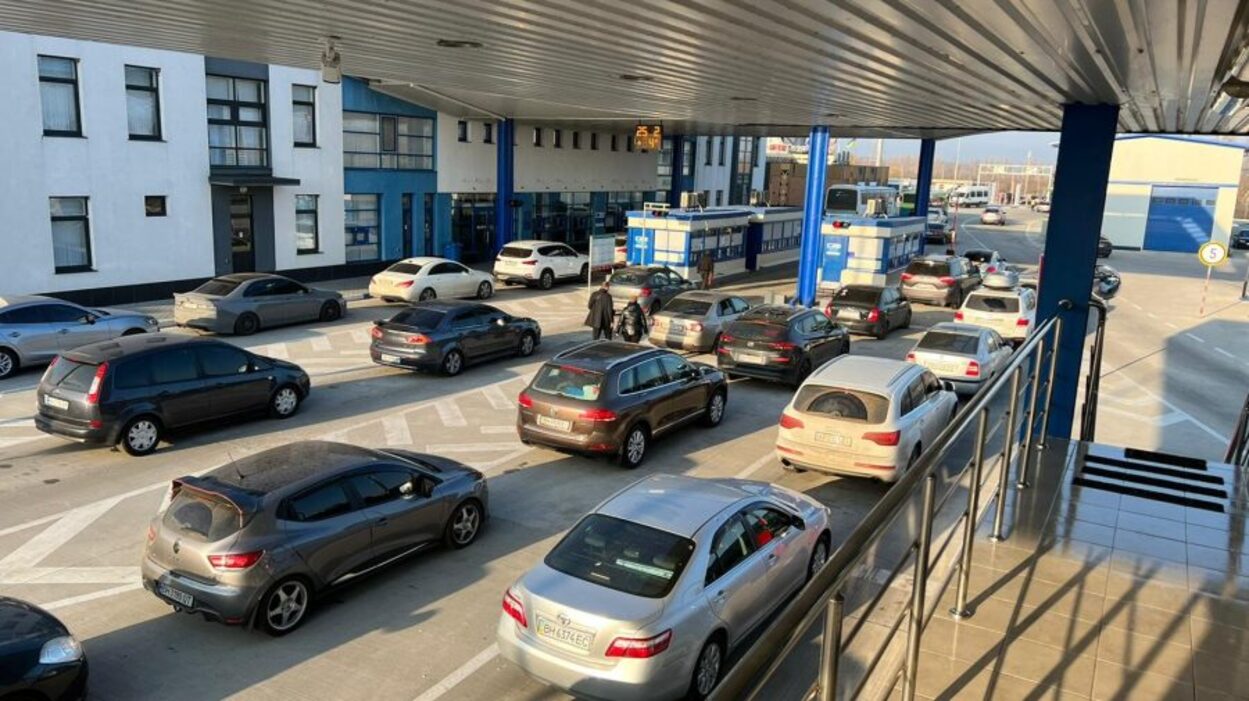100 kg de îmbrăcăminte, două covoare sau o haină de blană. Cu ce se poate trece granița în Republica Moldova