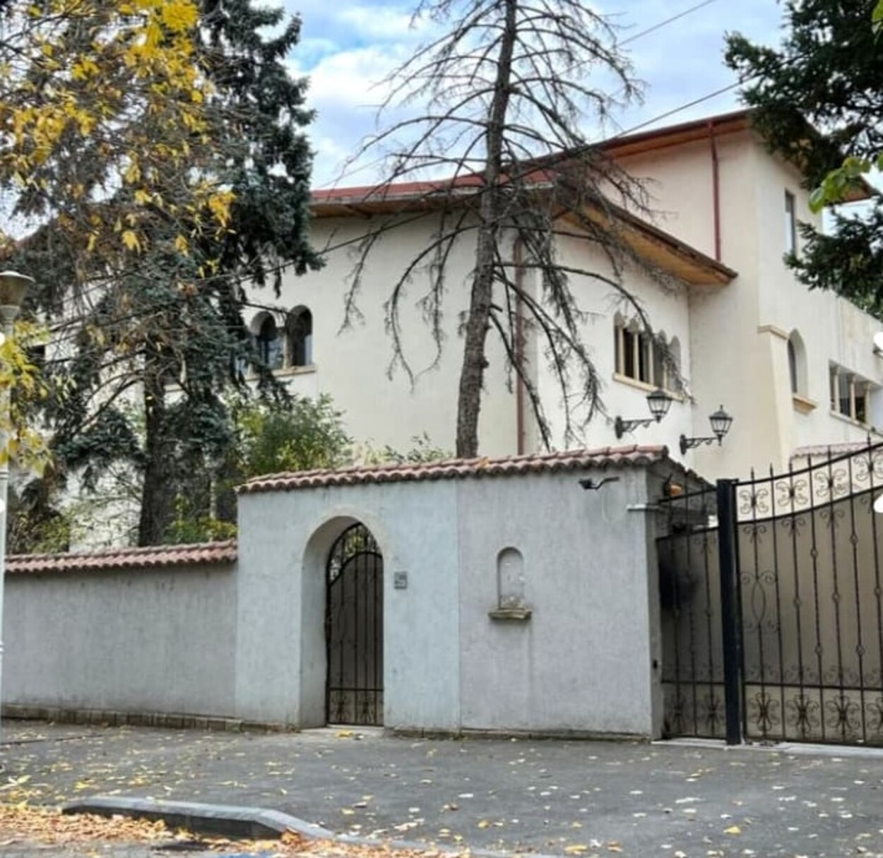 Un mega-scandal se conturează între moștenitori, după vânzarea Palatului defunctului magnat Adamescu. Istoria sinistră a clădirii