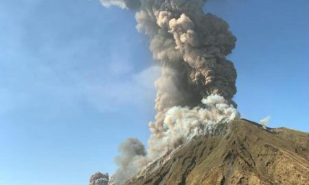 Alertă după ce vulcanul Stromboli a erupt în Italia. Oamenii sunt sfătuiți să nu iasă din case. Video