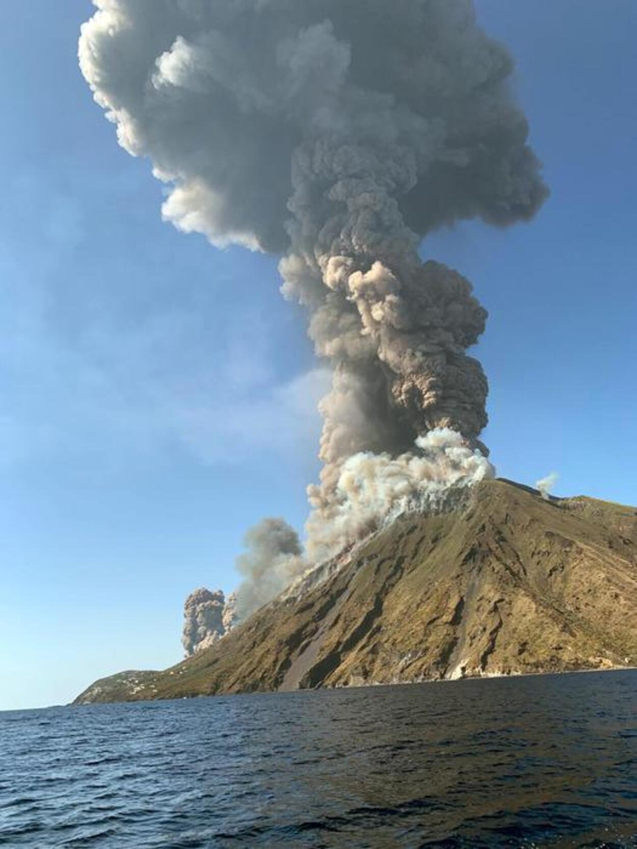 Alertă după ce vulcanul Stromboli a erupt în Italia. Oamenii sunt sfătuiți să nu iasă din case. Video