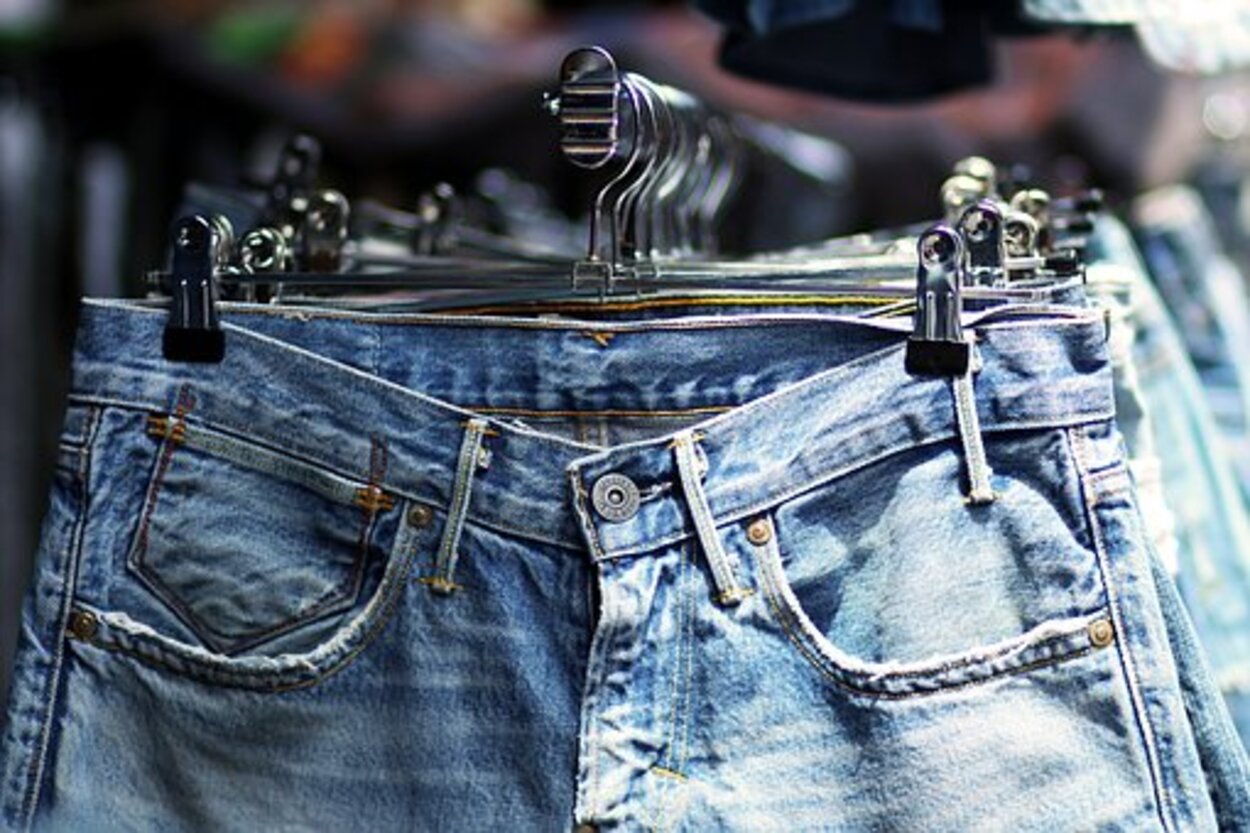 O pereche de blugi Levi’s din anii 1880 tocmai s-a vândut cu 76.000 de dolari
