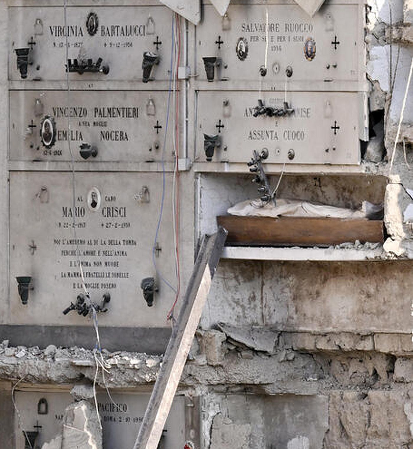 Imagini apocaliptice în Napoli: sicrie suspendate în urma prăbușirii a două clădiri