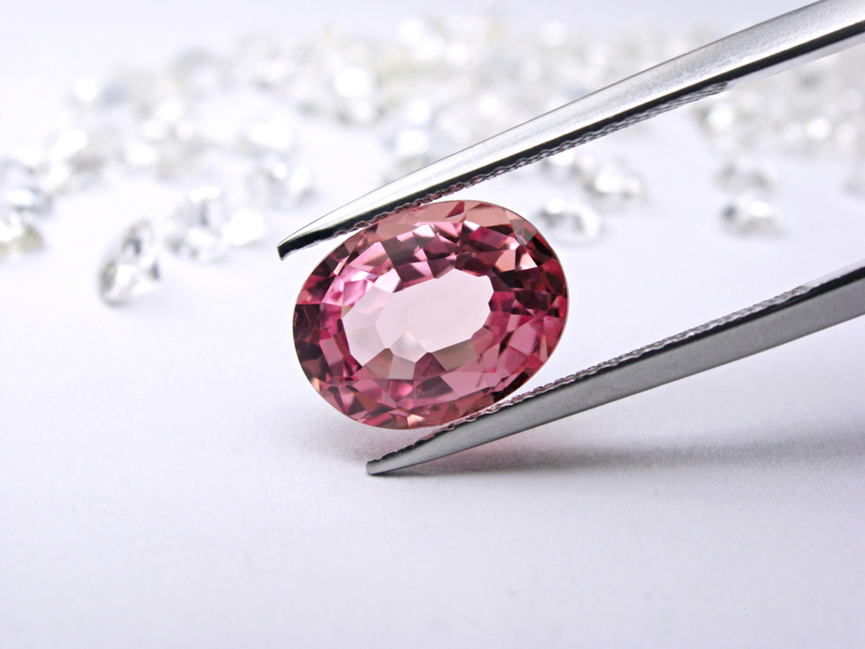Cum arată diamantul roz al cărui preț este de peste 57 de milioane de dolari și unde și-a găsit stăpânul