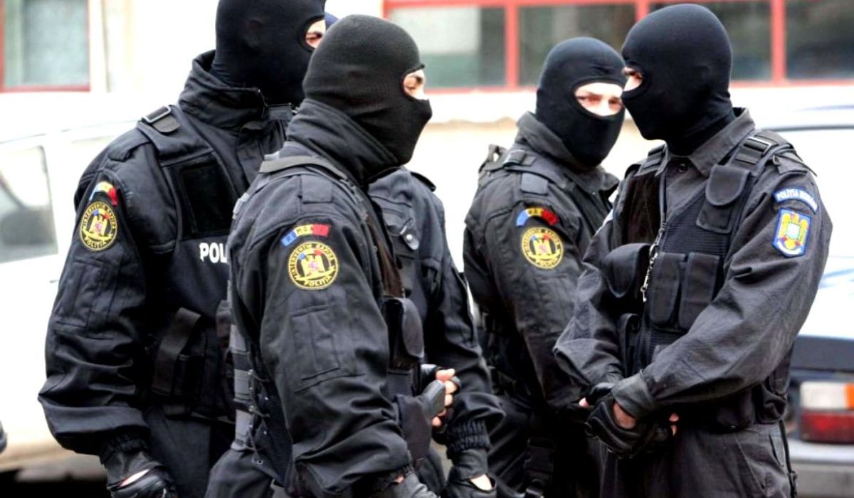 Polițiștii naționali reclamă calitatea uniformelor, după ce au început descinderi la polițiștii locali de la Primăria București