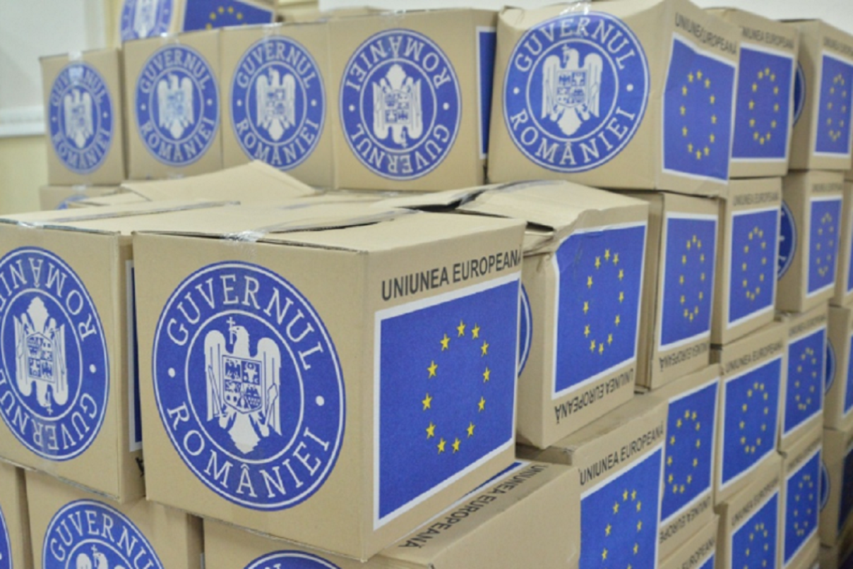Românii vulnerabili au primit pachete cu alimente, din bani europeni. Iată ce conținea un colet din cele aduse cu 8.500 de tiruri