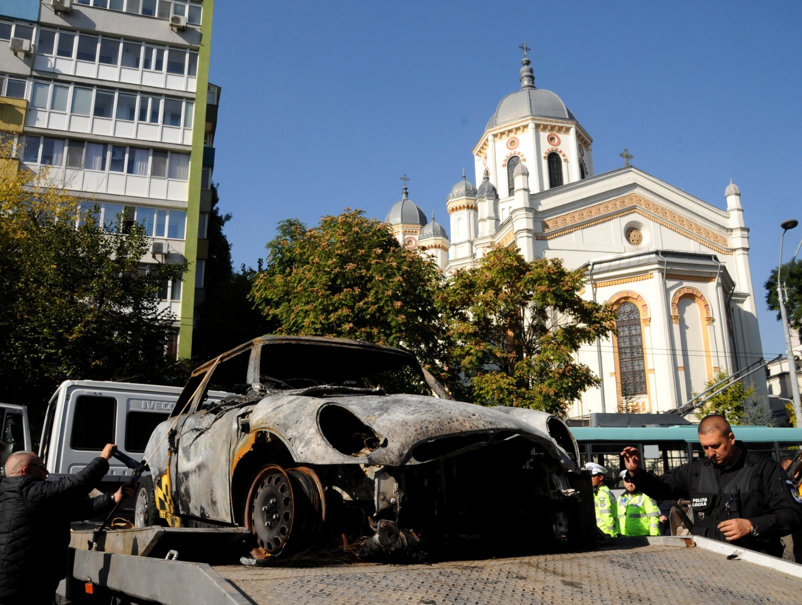 Cine e salvatorul bebelușului și a familiei sale, după ce mașina le-a luat foc în Pasajul Unirii. Exclusiv