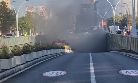Panică în Pasajul Unirii. Mașină în flăcări a blocat traficul și a umplut de fum pasajul. Foto