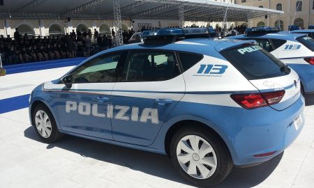 O româncă i-a șocat pe polițiștii din Italia. S-a transformat în Xena, prințesa războinică și le-a vandalizat sediul