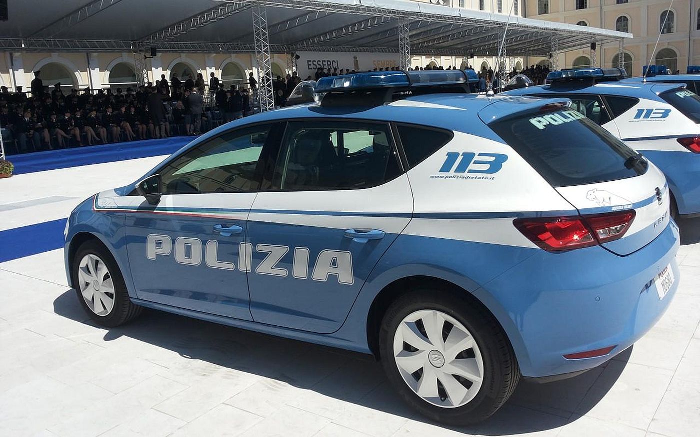O româncă i-a șocat pe polițiștii din Italia. S-a transformat în Xena, prințesa războinică și le-a vandalizat sediul