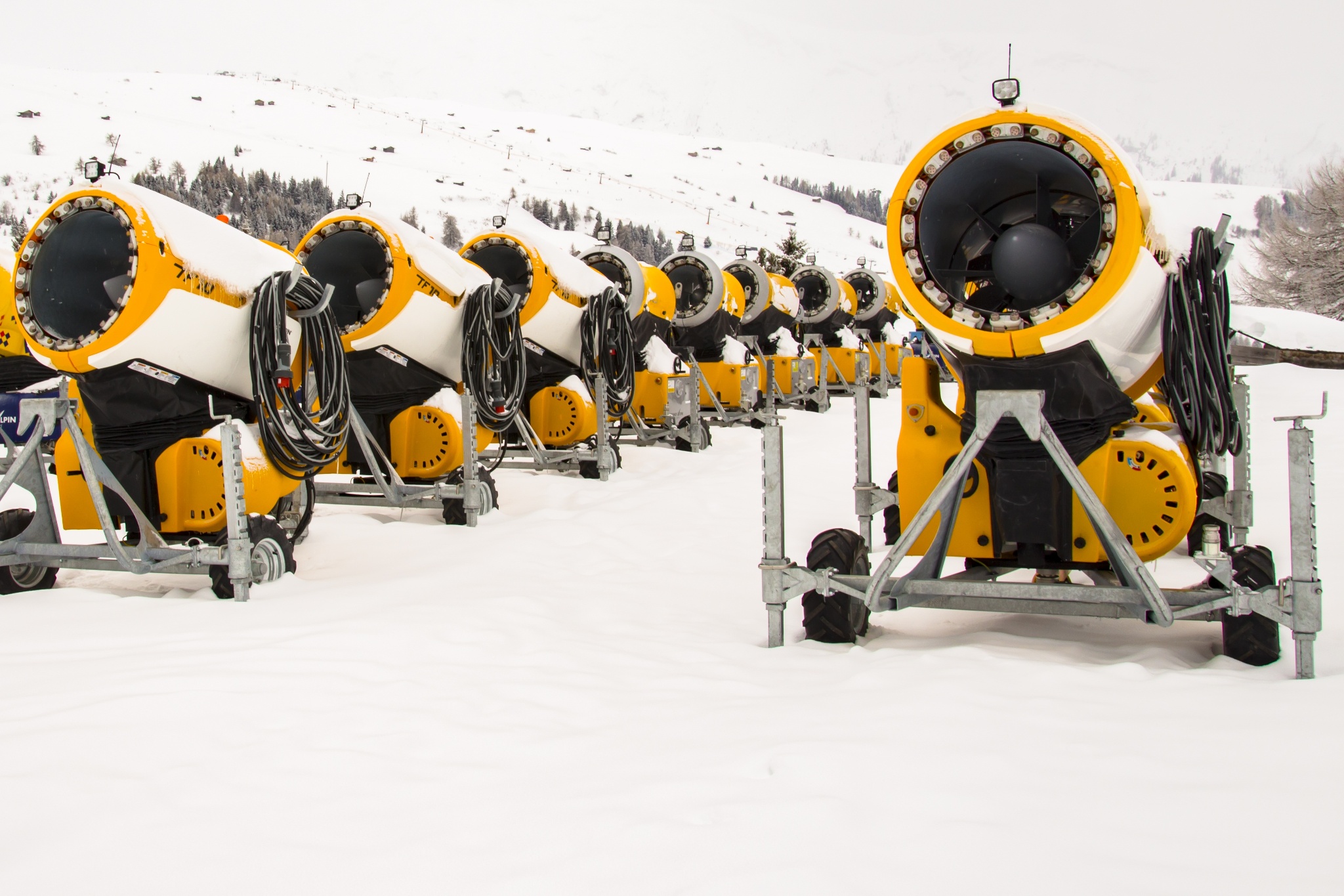 Sezonul de schi de pe Muntele Mic, blocat de hoți. Au furat instalația de zăpadă artificială
