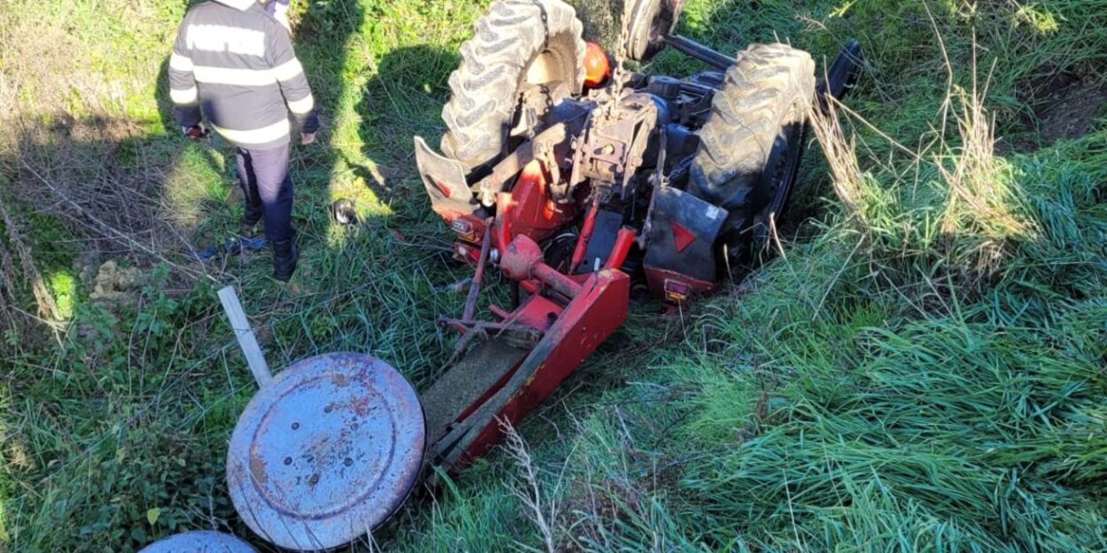 Un tânăr de 27 de ani a murit strivit sub un tractor, azi dimineață