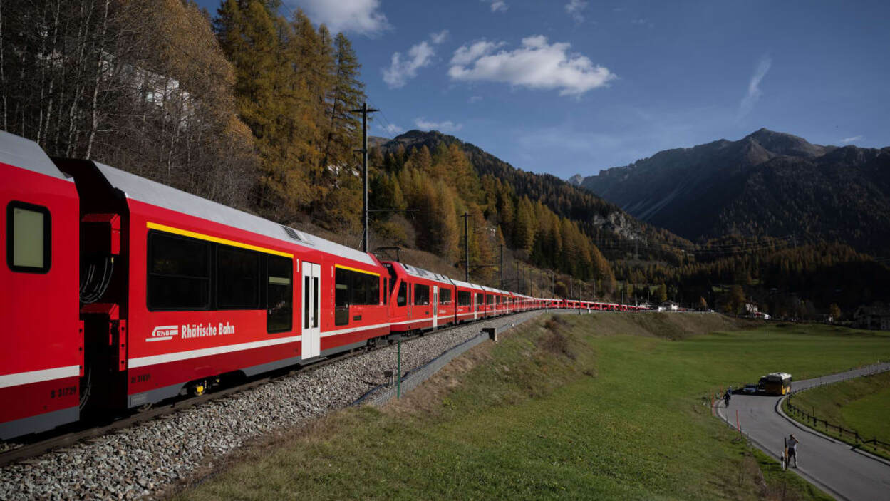 De ce Elveția a construit un tren lung de doi kilometri, condus de șapte mecanici. NOU record mondial. FOTO