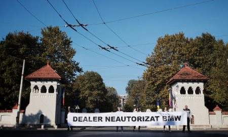 USR nu se lasă: a organizat un protest spontan în faţa Palatului Cotroceni, ironizându-l pe Klaus Iohannis, altădată adulat