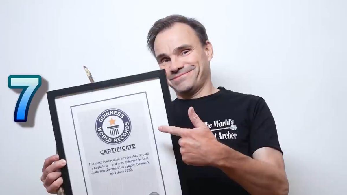 Video. Un arcaș a tras șapte săgeți consecutive prin gaura cheii și a stabilit un nou record mondial